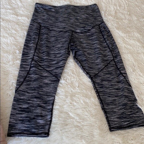 NWOT Maternity Active Leggings - 3/4 length - Picture 2 of 4
